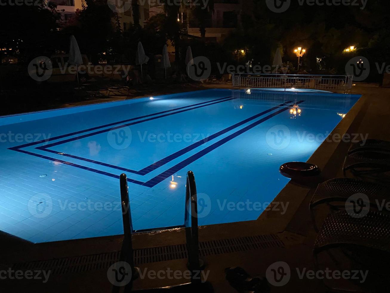 piscine la nuit photo