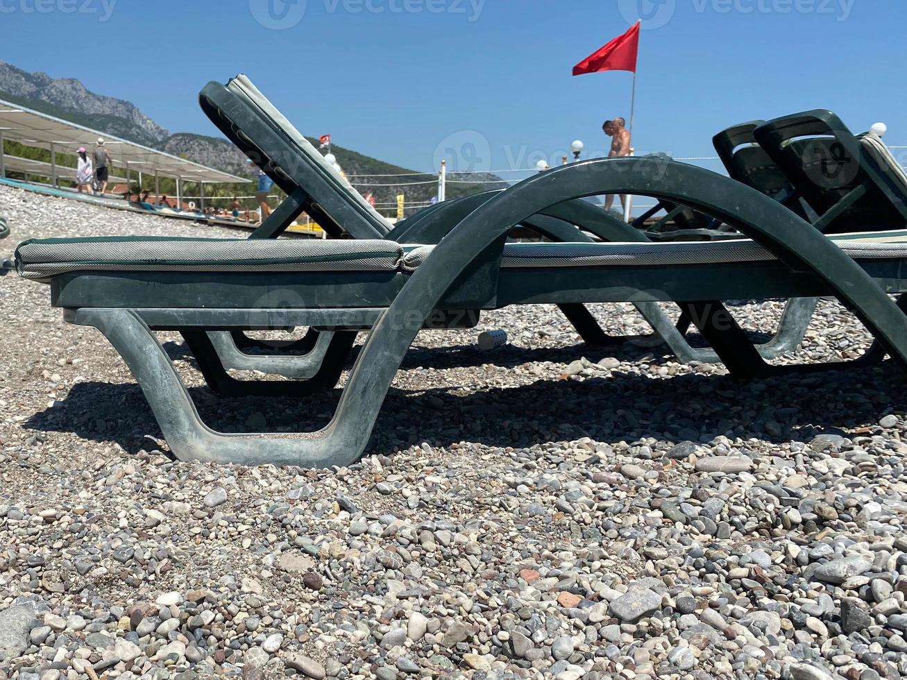 chaises longues vides sur la plage. manque de monde sur la plage dû à l'interdiction, épidémie, pollution des océans. plage vide en été photo