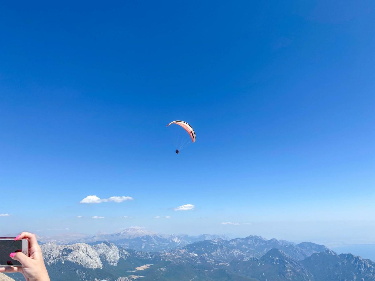 Autriche, Tyrol, parapente sur le lac Achensee tôt le matin photo