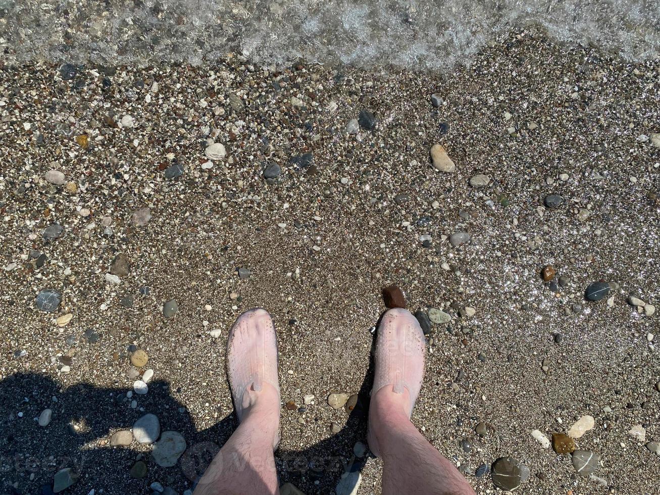 la section basse de l'homme debout sur la plage photo