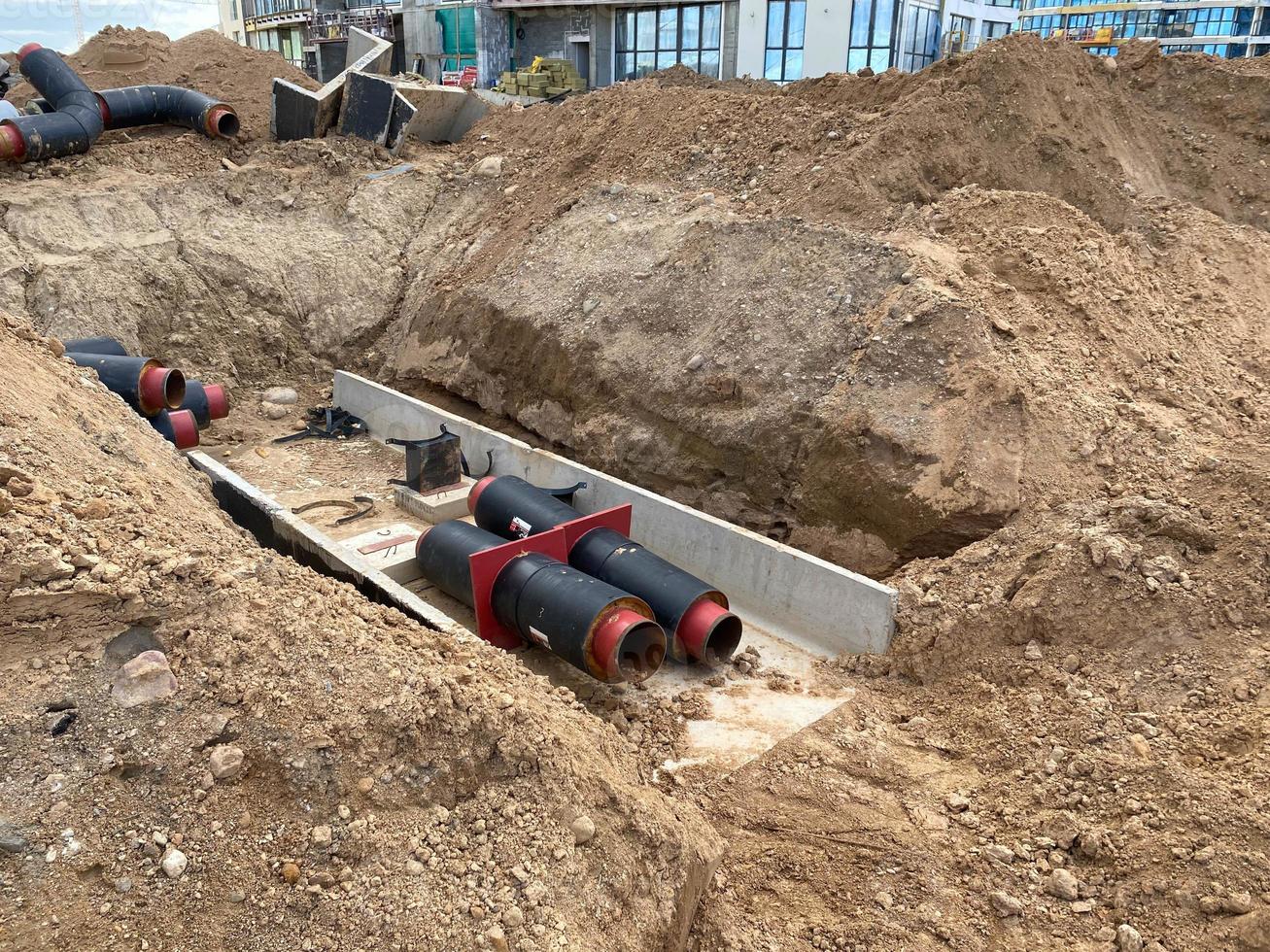 De grandes conduites d'eau en plastique polyéthylène de grand diamètre  modernes et industrielles se trouvent dans une fosse souterraine sur un  chantier de construction lors d'une réparation de conduite d'eau 15046612  Photo