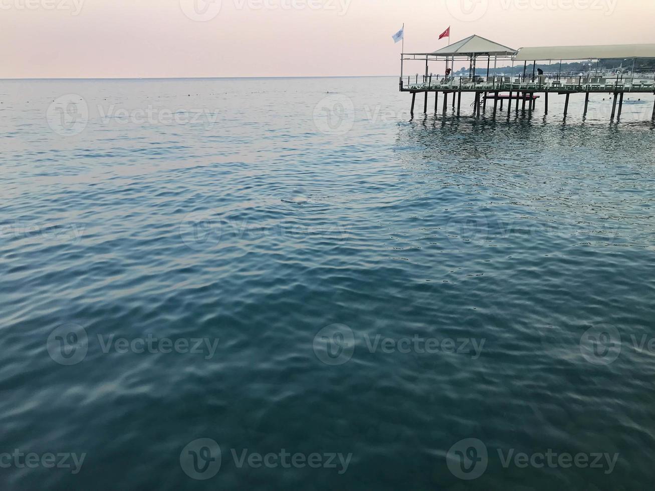 beau ponton en bois sur la mer pour plonger, bronzer et se baigner dans une station balnéaire tropicale photo