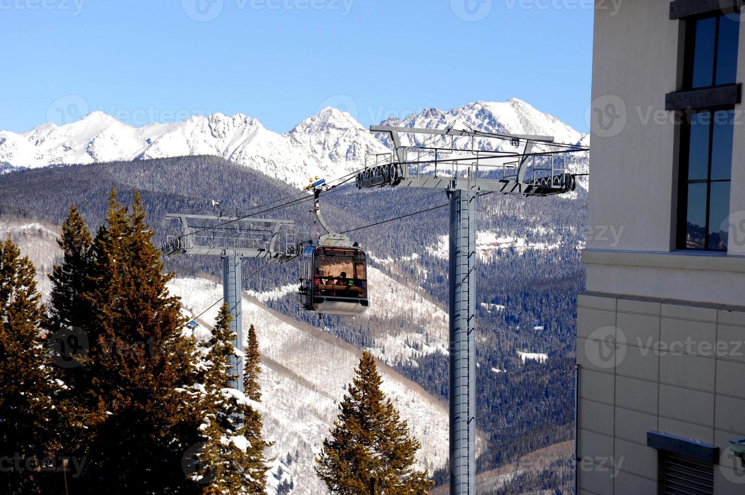 la télécabine qui emmène les skieurs en haut de la montagne à vail, colorado. photo