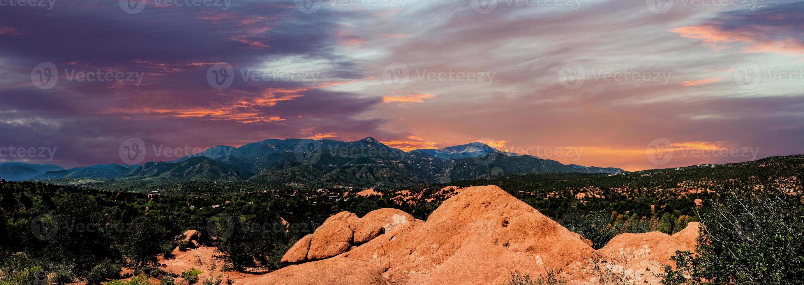 vue panoramique sur le paysage depuis le parc du jardin des dieux regardant vers l'ouest et les brochets culminent au coucher du soleil spectaculaire. photo