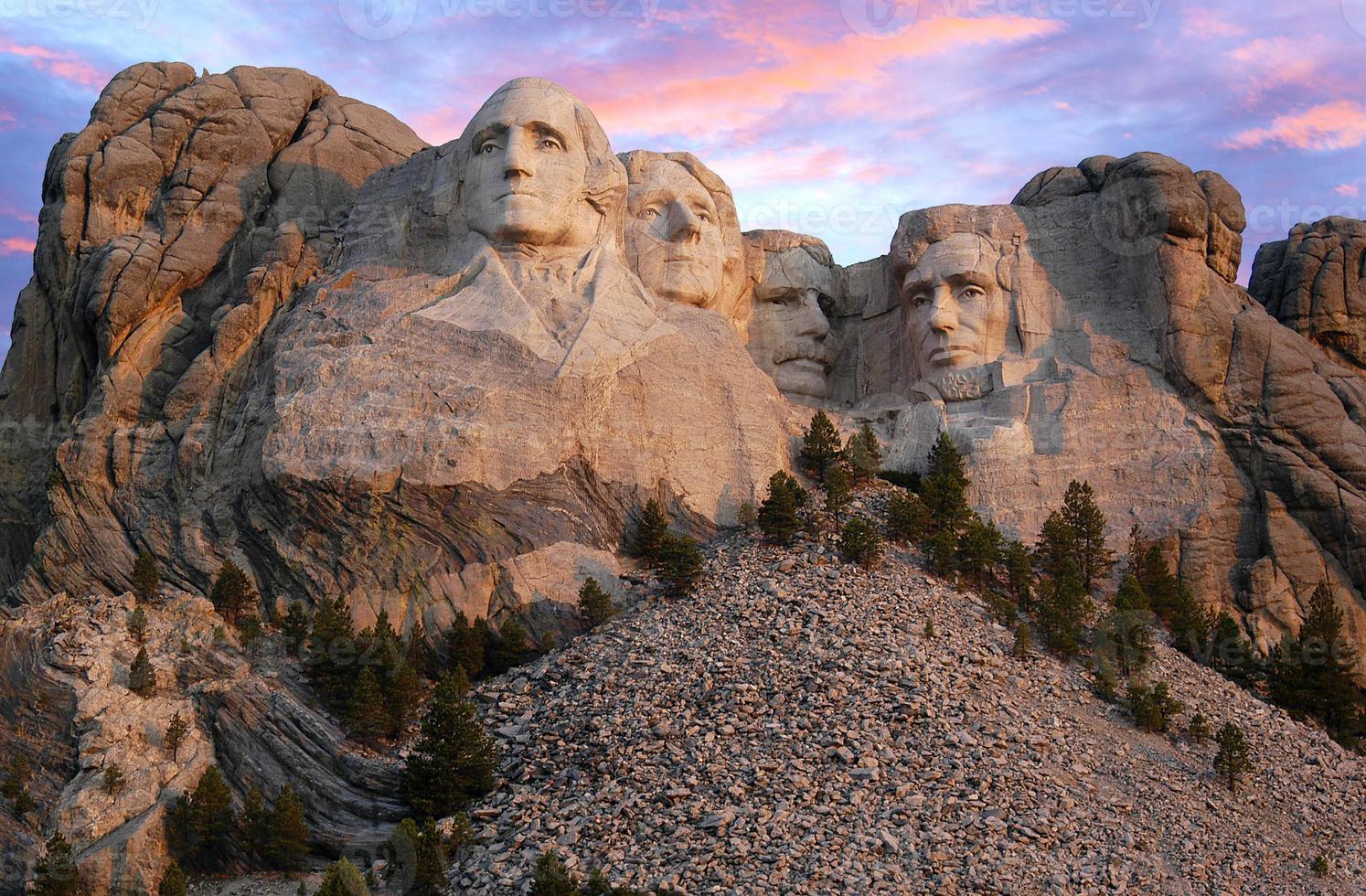 Mount Rushmore matin alors que le soleil commence à éclairer la montagne. photo