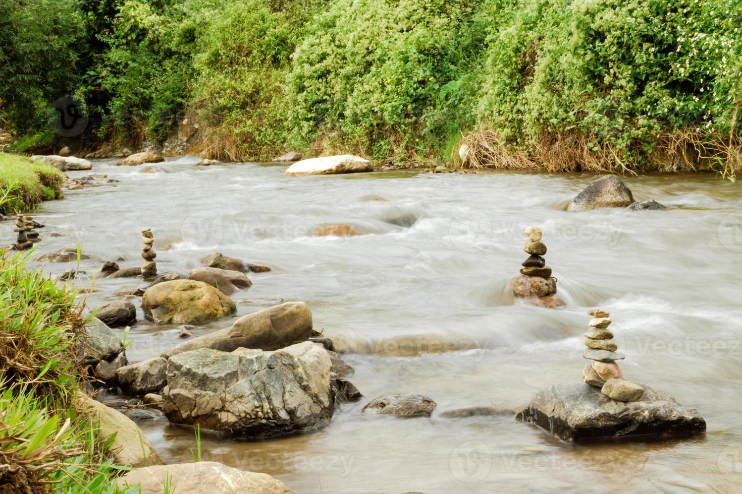 vue sur une rivière de montagne avec des berges pierreuses dans la forêt tropicale. chiang dao, thaïlande. photo