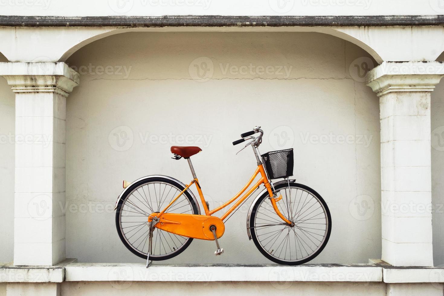 vélo sur fond de mur blanc peint dans une rue. photo