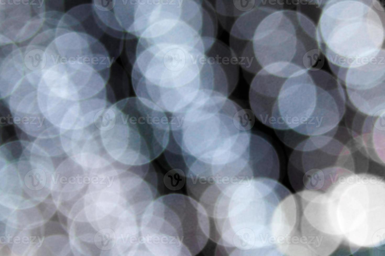 cercles flous de couleur blanche sur fond noir. fond abstrait. photo