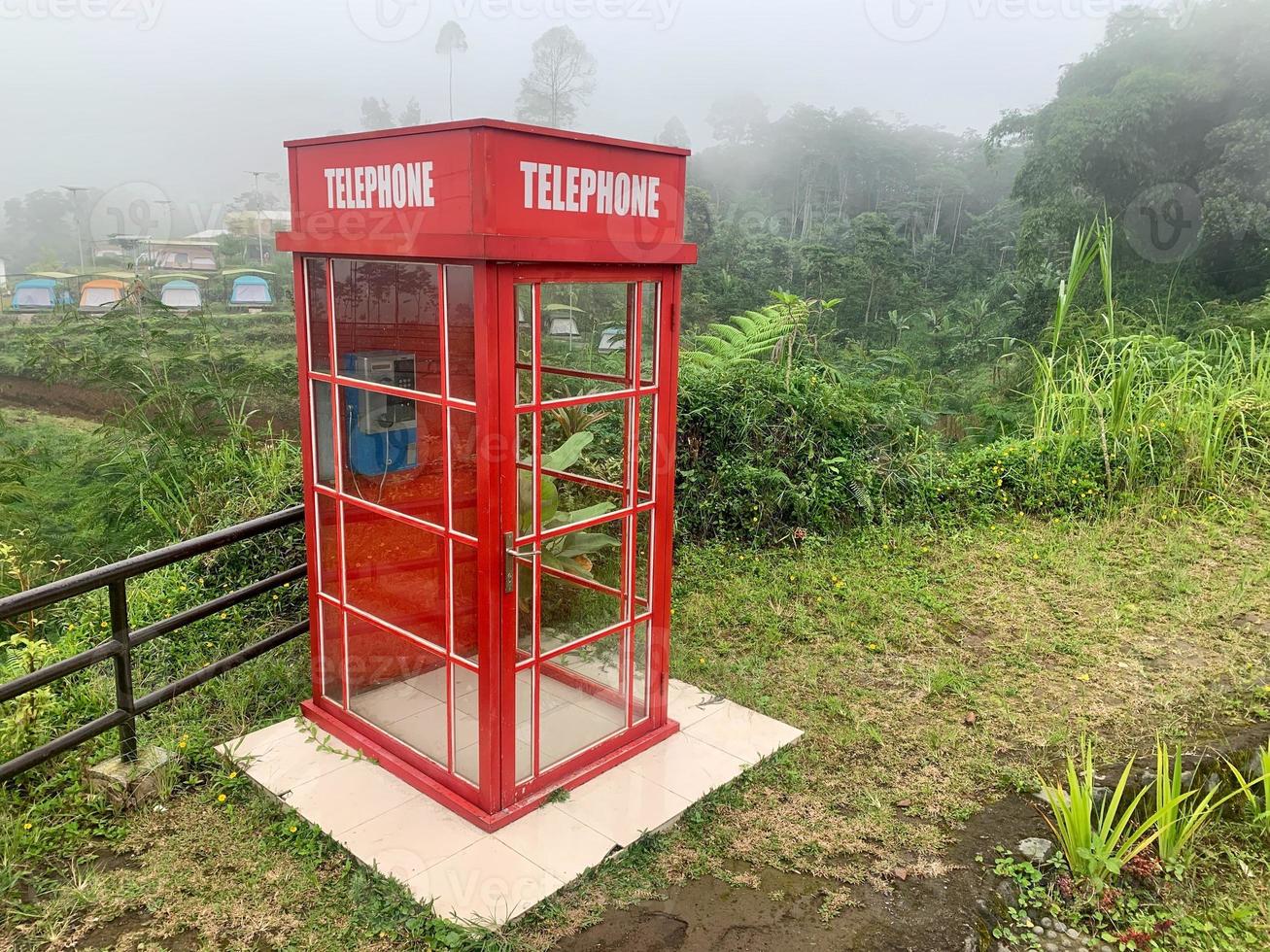 une cabine téléphonique rouge britannique classique nichée dans les montagnes photo