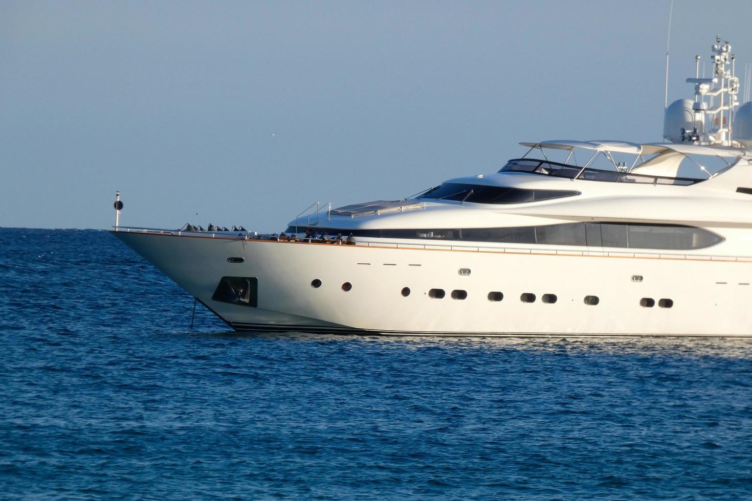 yacht moderne ancré au milieu d'une baie sur la costa brava photo