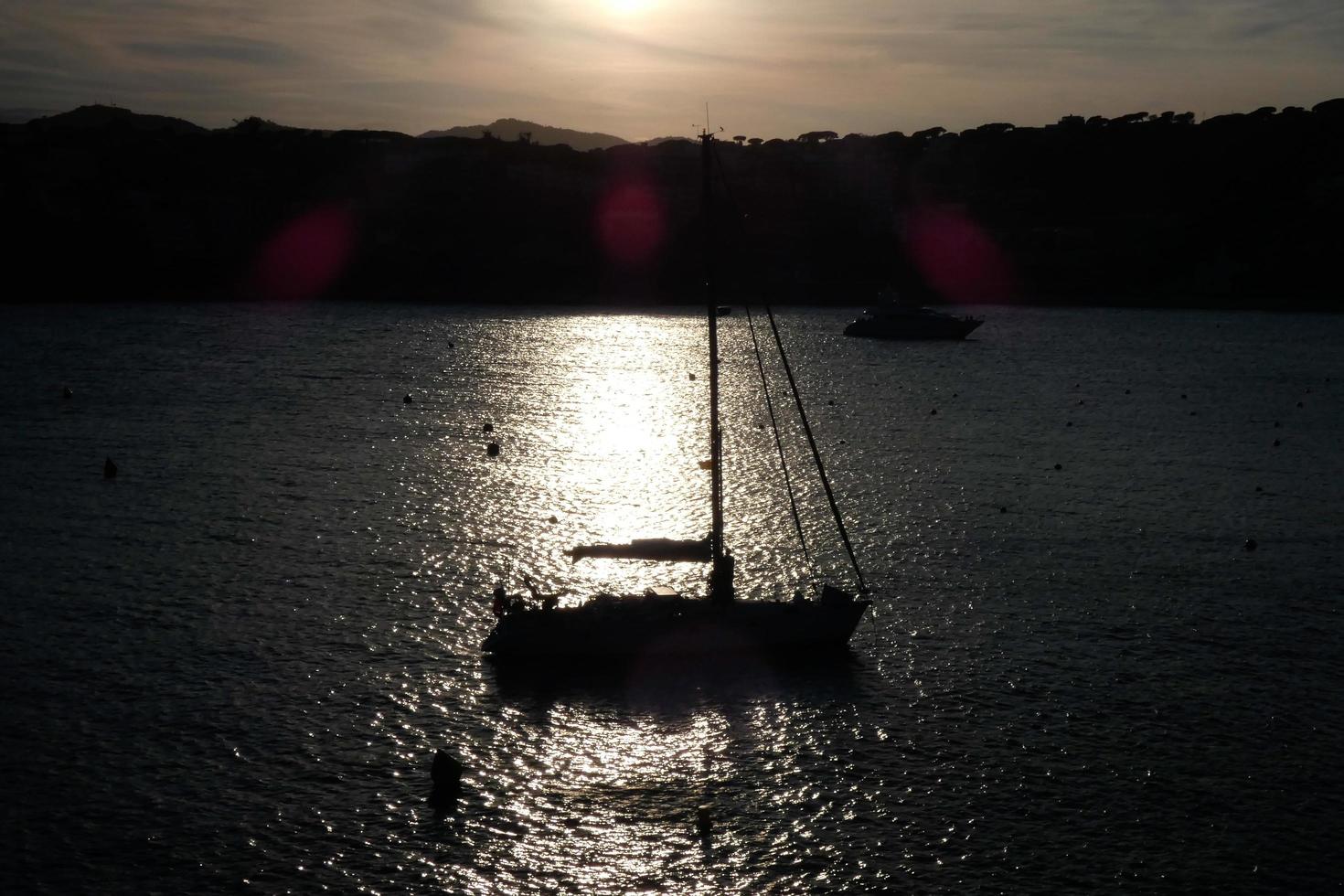 voilier naviguant en mer méditerranée, eaux calmes photo