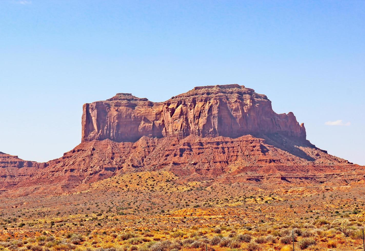 butte rocheuse s'élevant au-dessus du haut désert du sud-ouest photo