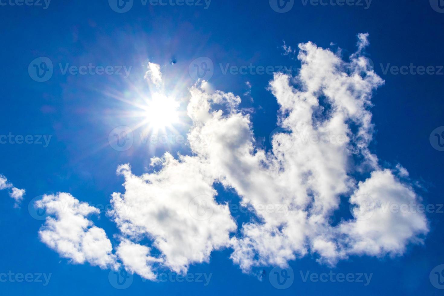 le soleil sort de derrière les nuages au mexique. photo