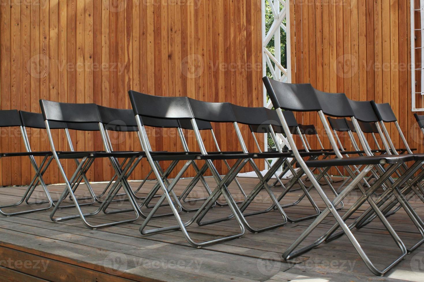 chaises noires en plastique vides auditorium salle de séminaire de conférence, salle de réunion de bureau pour présentation, convention, conférence. congrès d'entreprise, séminaire, concept d'éducation. idée de communication photo