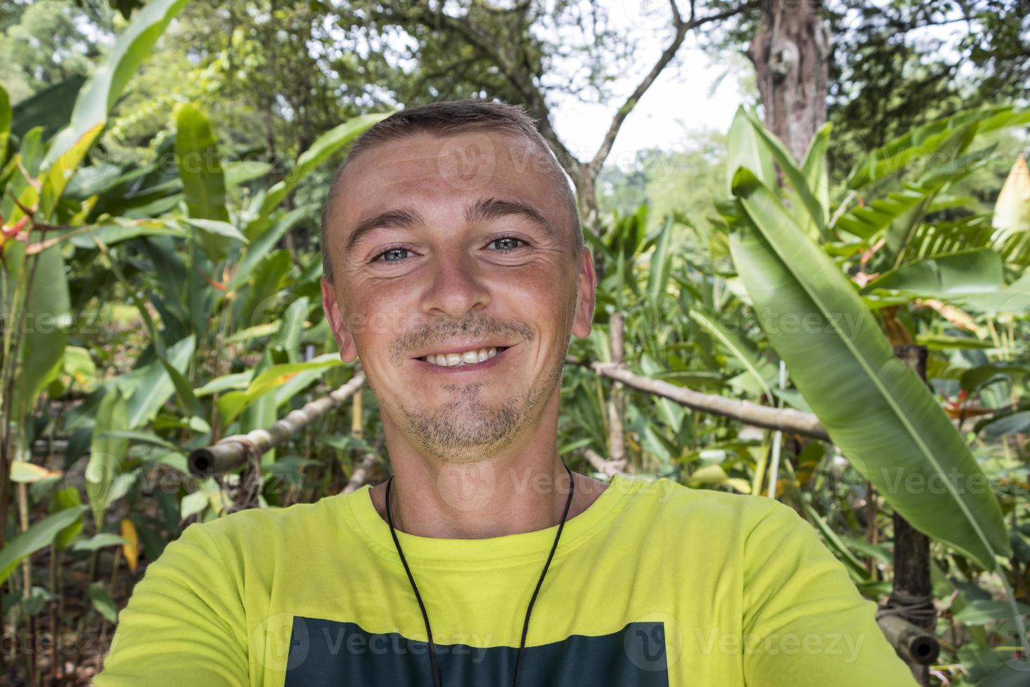 touriste voyageur dans les jardins botaniques de perdana à kuala lumpur en malaisie. photo