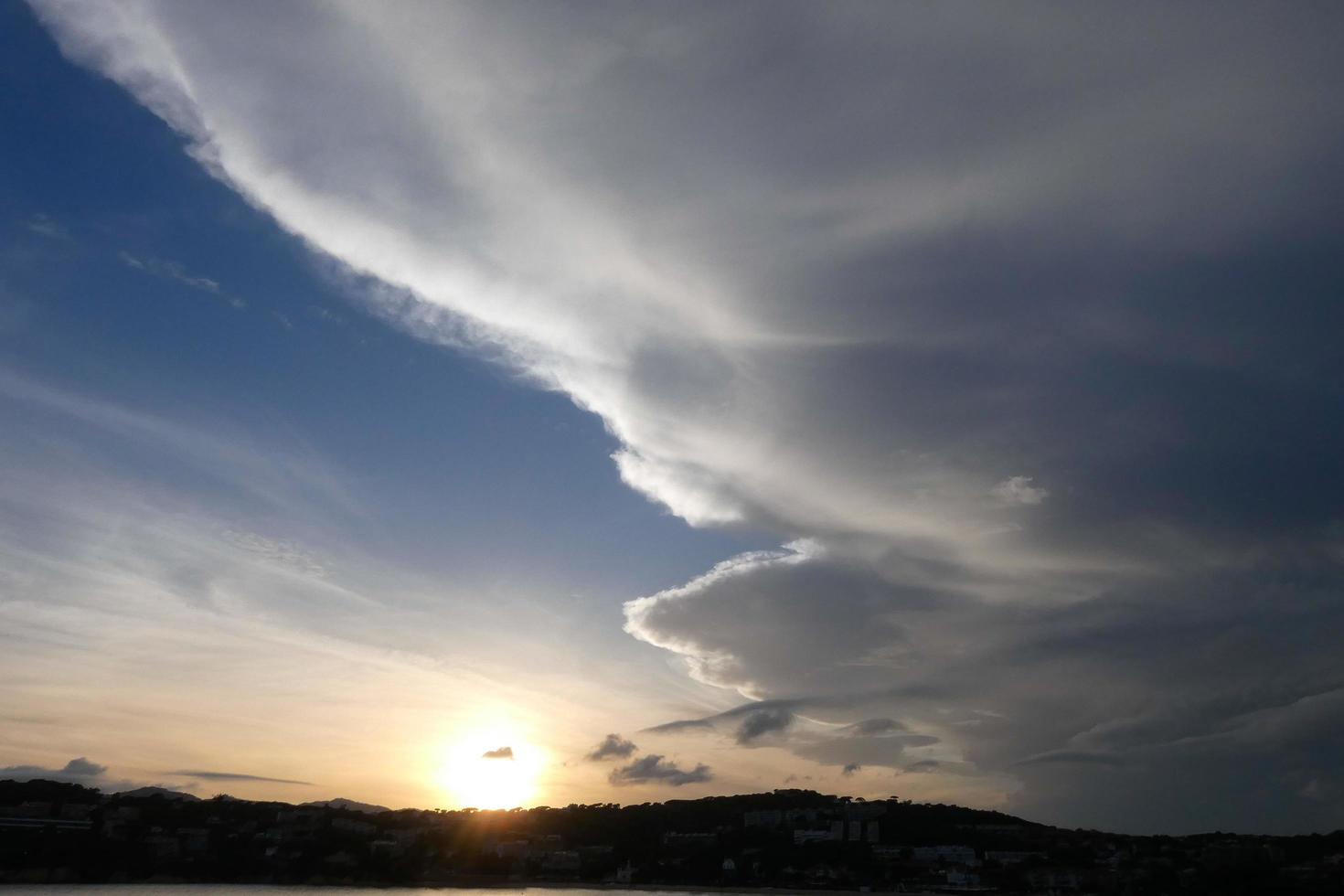 nuages épars dans le ciel indiquant un changement de temps. photo