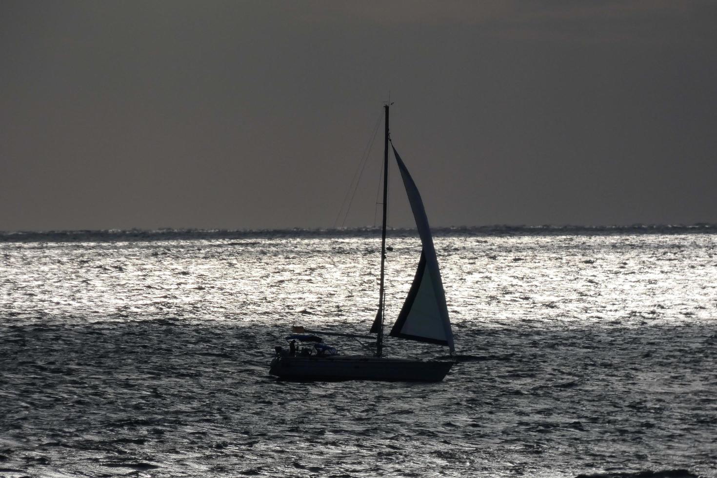 voilier naviguant en mer méditerranée, eaux calmes photo