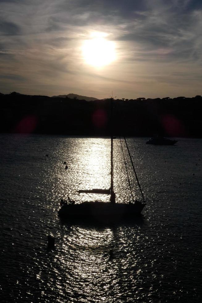 voilier naviguant en mer méditerranée, eaux calmes photo