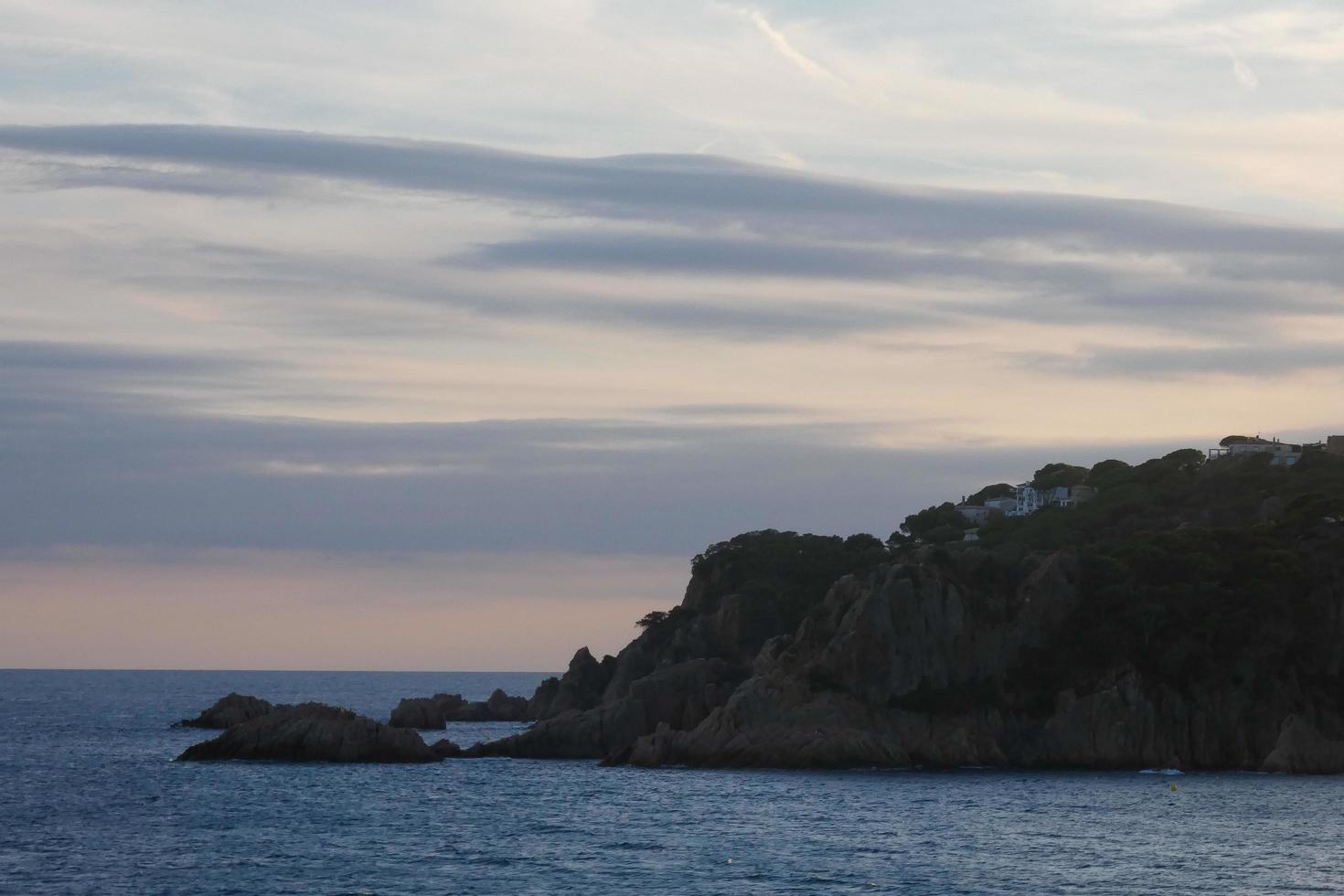 littoral méditerranéen avec des rochers dans la région catalane, espagne photo