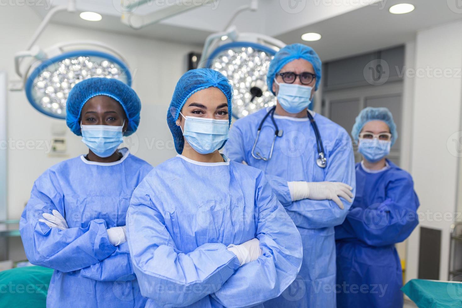 groupe de chirurgiens médicaux portant des gommages hospitaliers en salle d'opération. portrait de travailleurs médicaux en uniforme chirurgical en salle d'opération, prêts pour la prochaine opération. photo