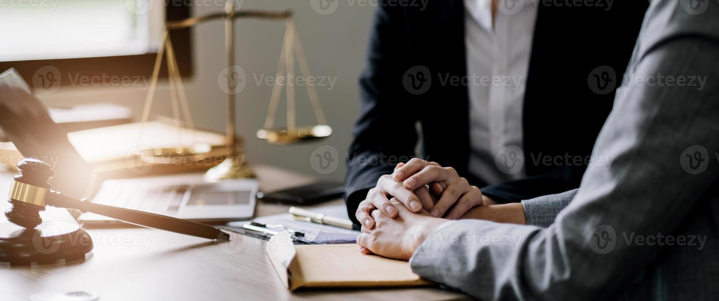 concept de justice et d'avocat. réunion d'avocat et solution consolante à son client fournir des conseils juridiques et un engagement de confiance souche grave pour le problème photo