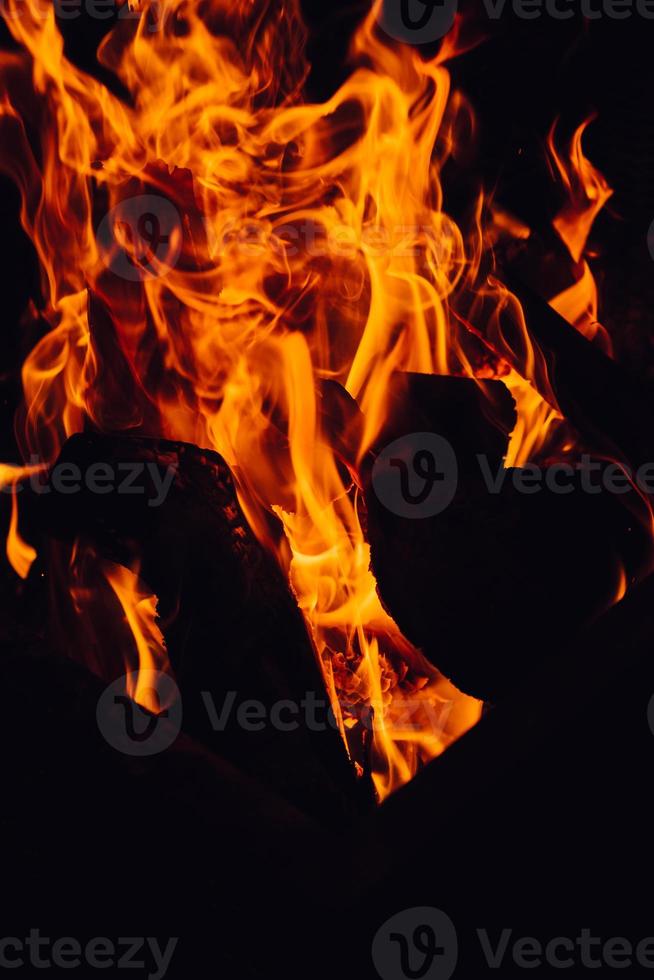 flammes de feu sur fond noir. fond abstrait de flamme de feu. photo