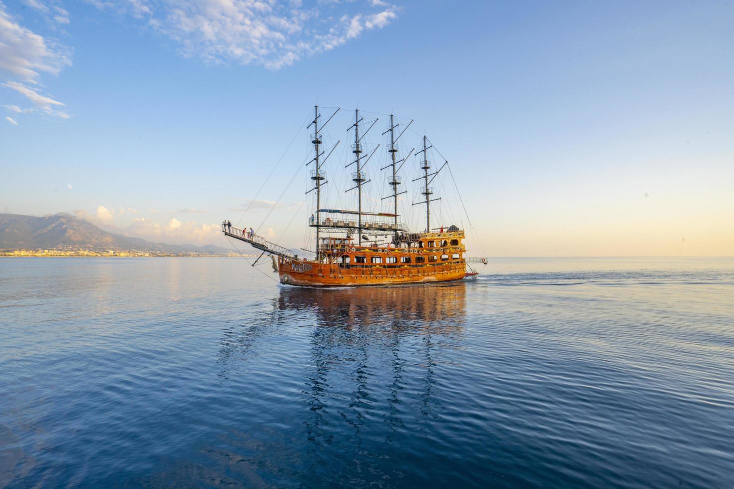 alanya, turquie 2022 excursion en bateau pendant les vacances d'été. belles et chaudes journées photo