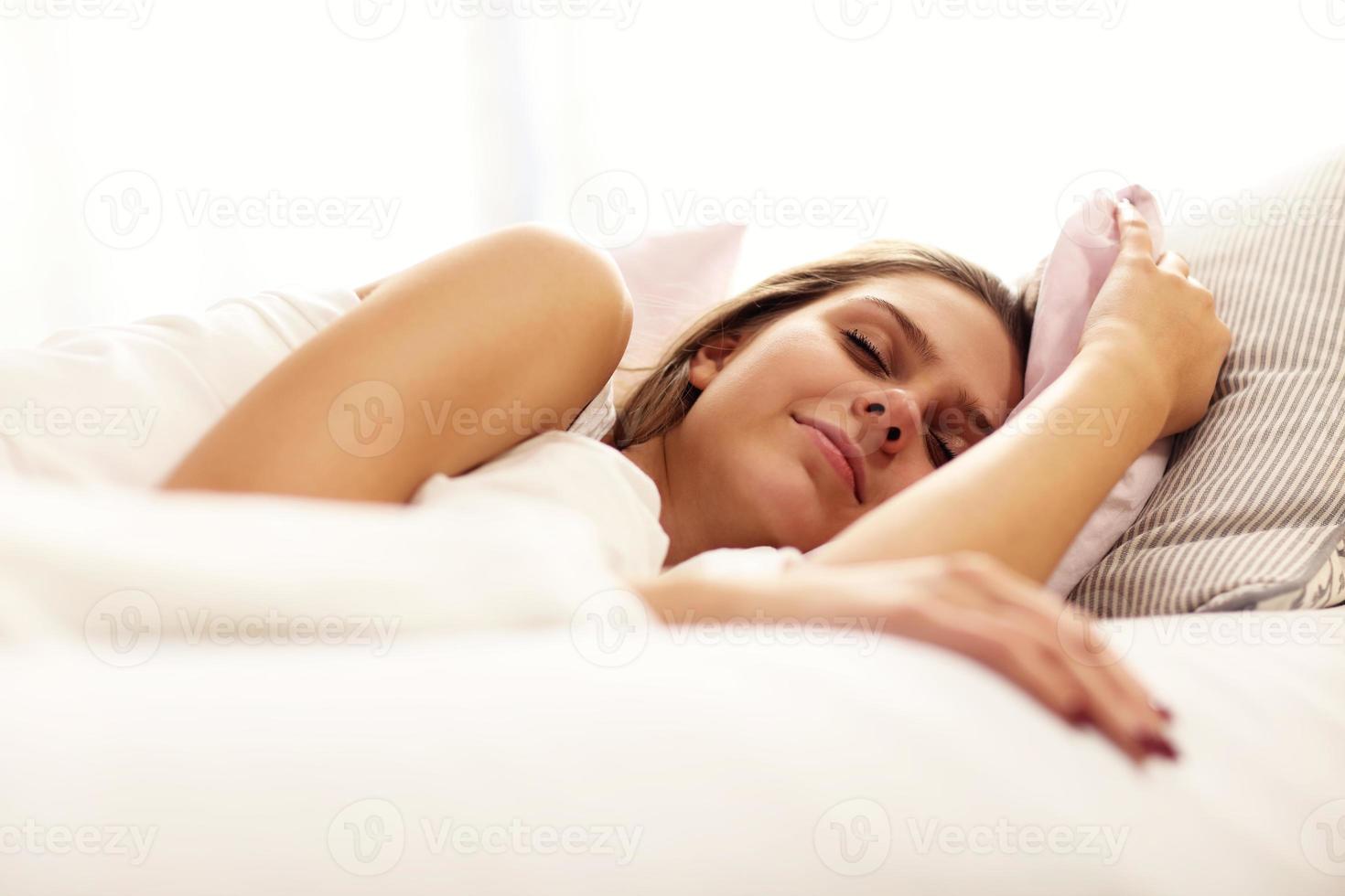 jolie femme dormant dans son lit photo