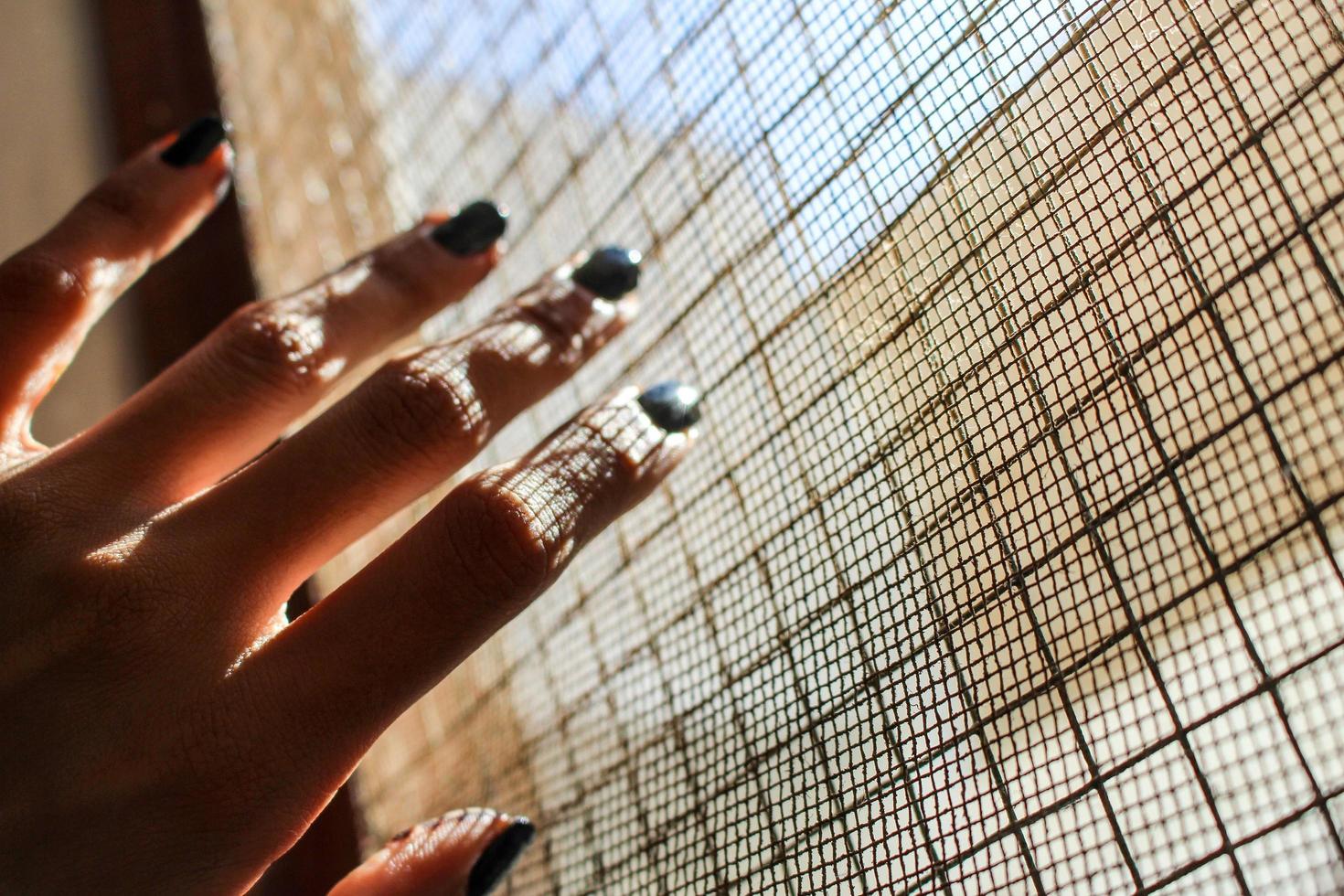 gros plan sur la main d'une femme avec des ongles peints au soleil photo