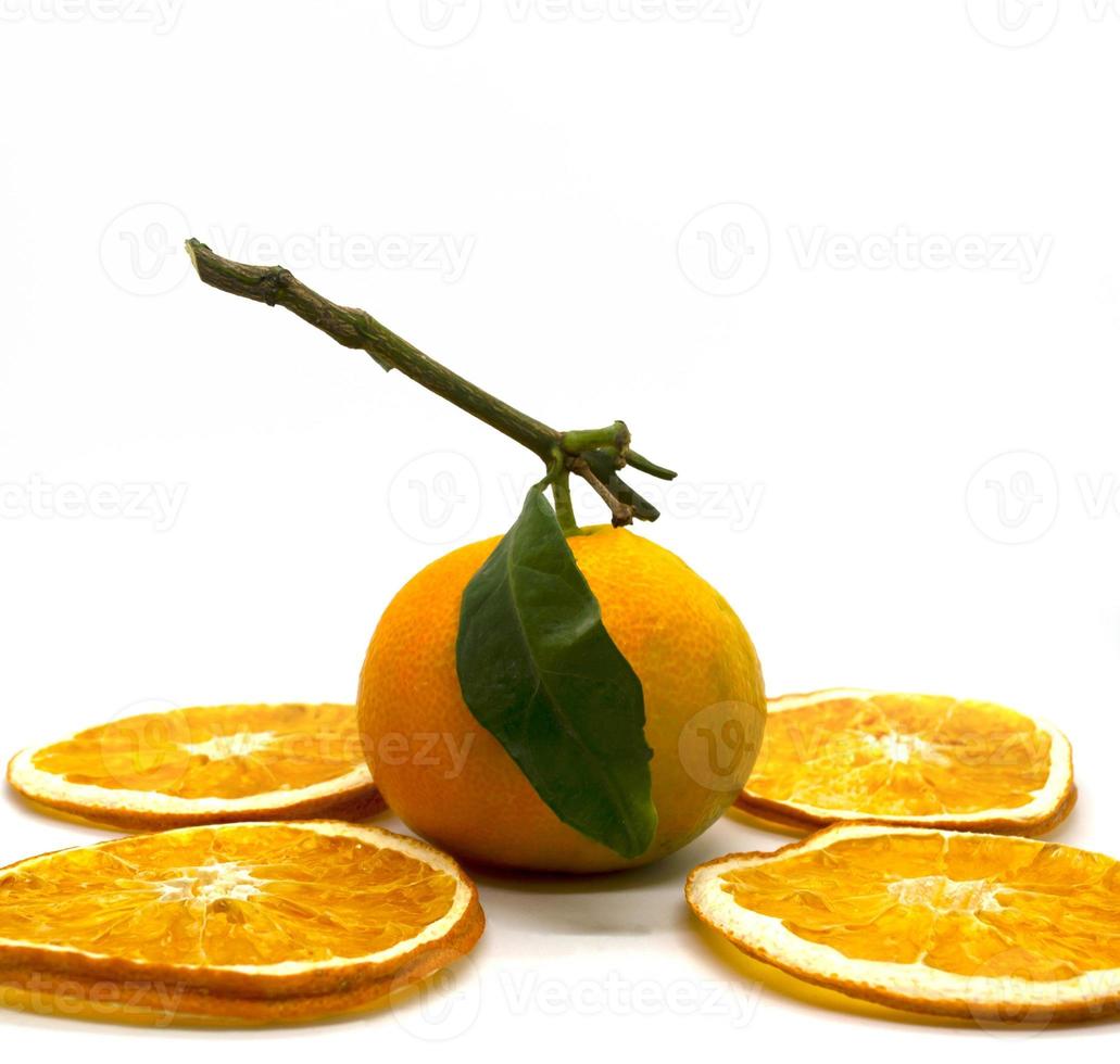 gros plan de tranches de mandarine et d'orange. photo