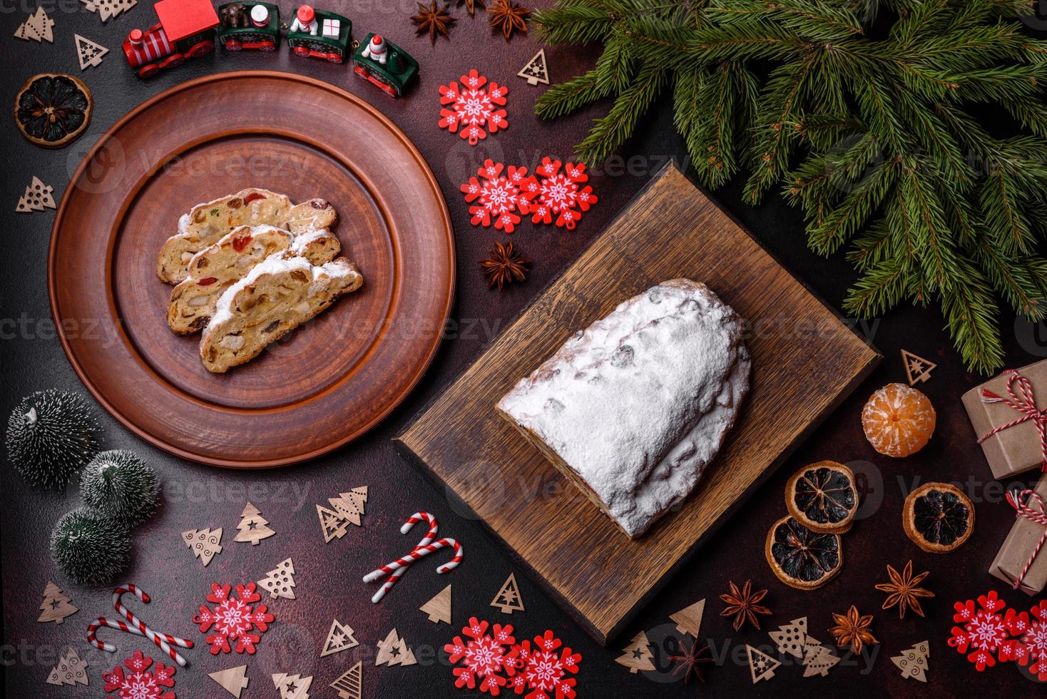 savoureux stollen de noël avec massepains, fruits secs et noix photo