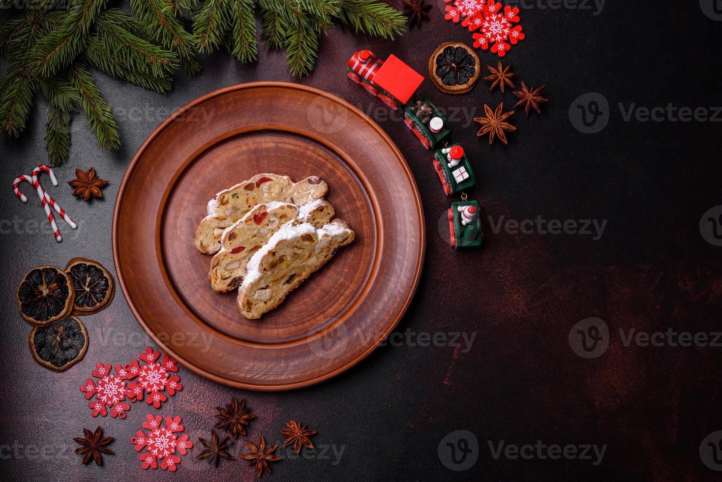 savoureux stollen de noël avec massepains, fruits secs et noix photo