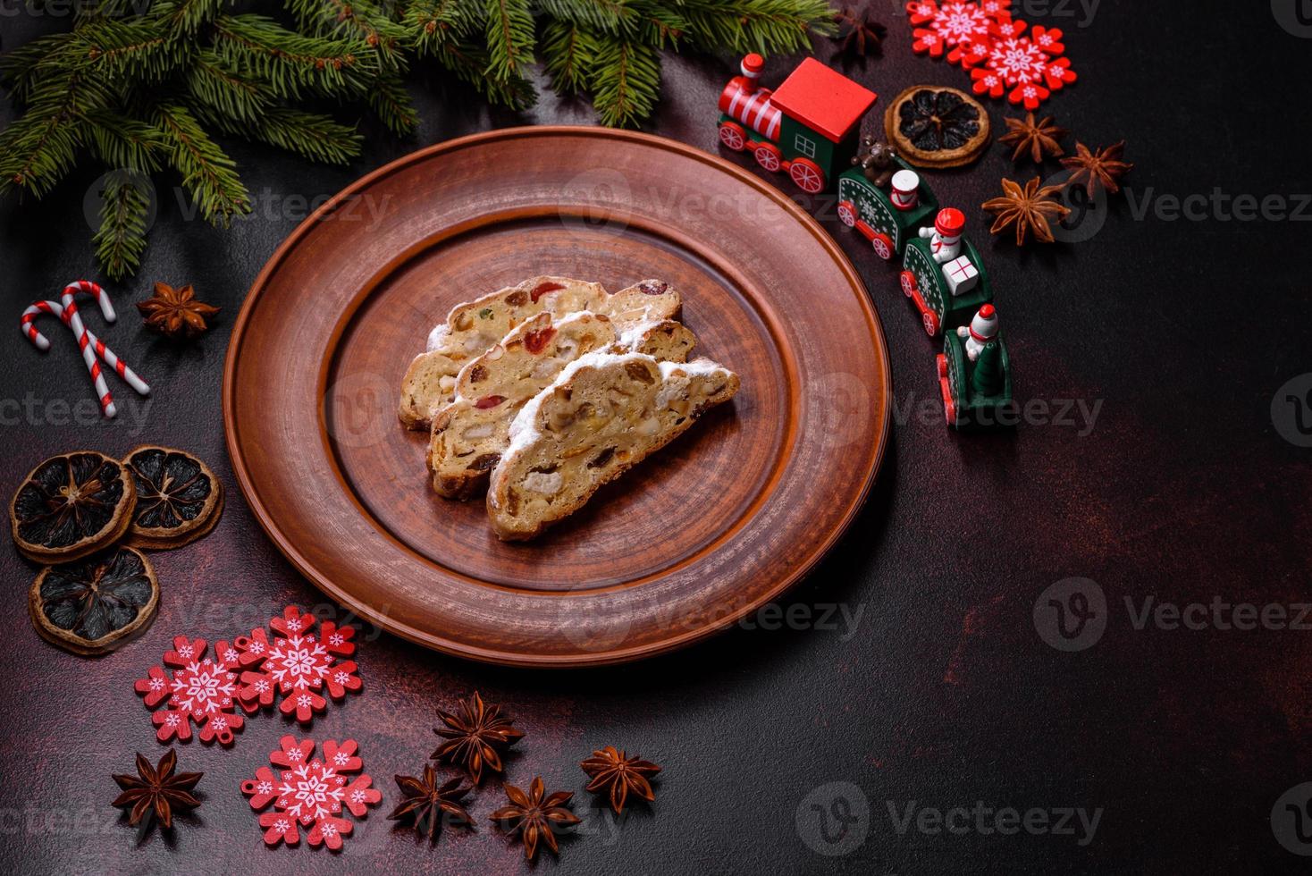 savoureux stollen de noël avec massepains, fruits secs et noix photo