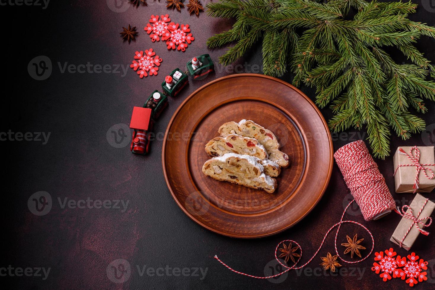 savoureux stollen de noël avec massepains, fruits secs et noix photo