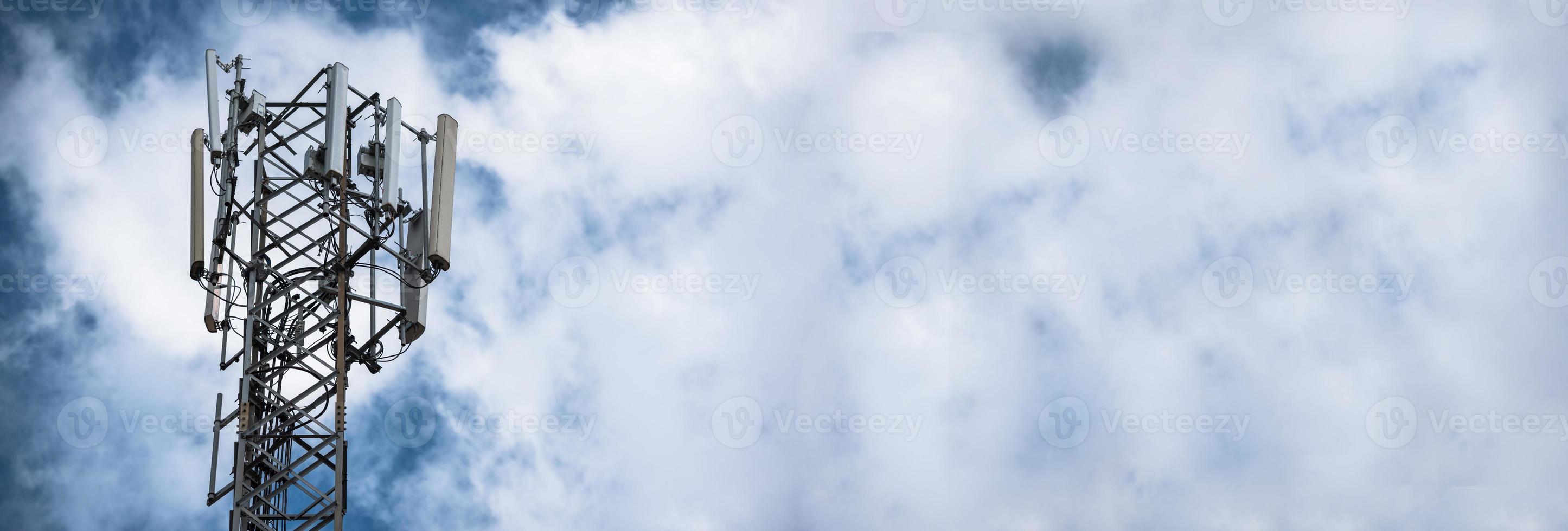 tour d'émetteur de communication avec antenne telle qu'une tour de téléphonie mobile, une tour de téléphonie cellulaire, un poteau téléphonique, etc. sur le fond de ciel bleu clair avec espace de copie. photo