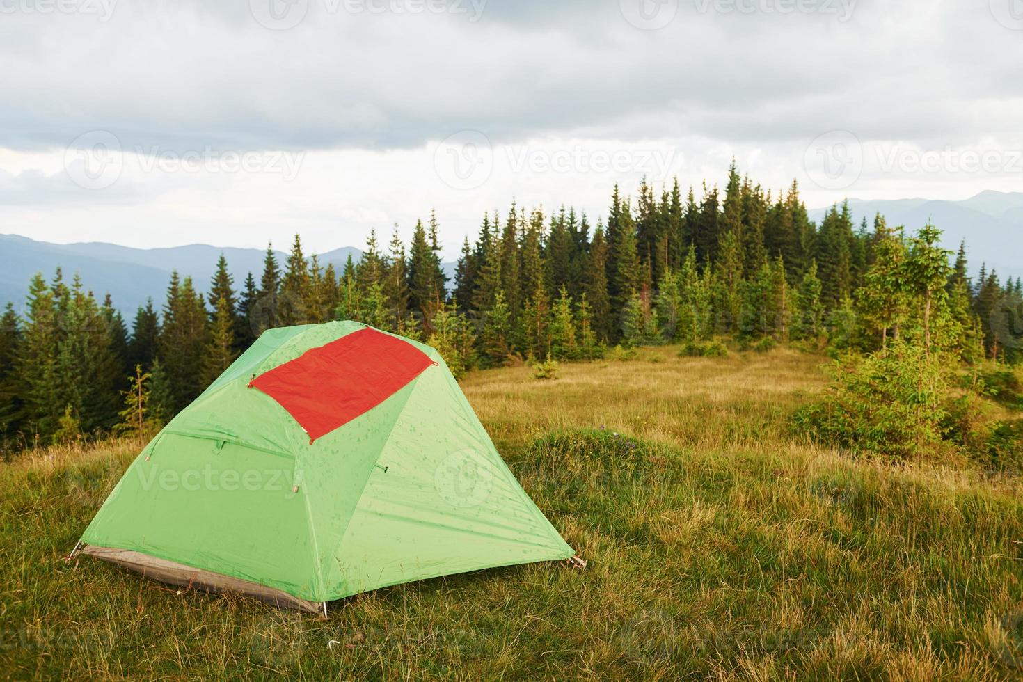 drapeau rouge sur la tente. majestueuses montagnes des carpates. beau paysage de nature intacte photo