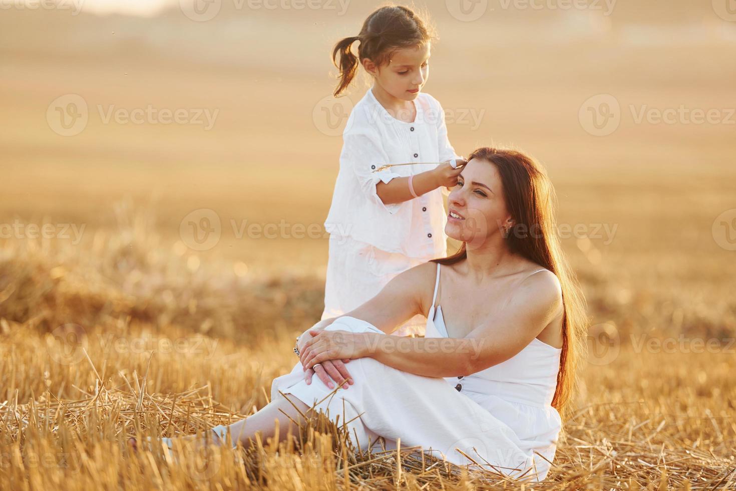 mère heureuse avec sa petite fille passant du temps ensemble à l'extérieur sur le terrain photo