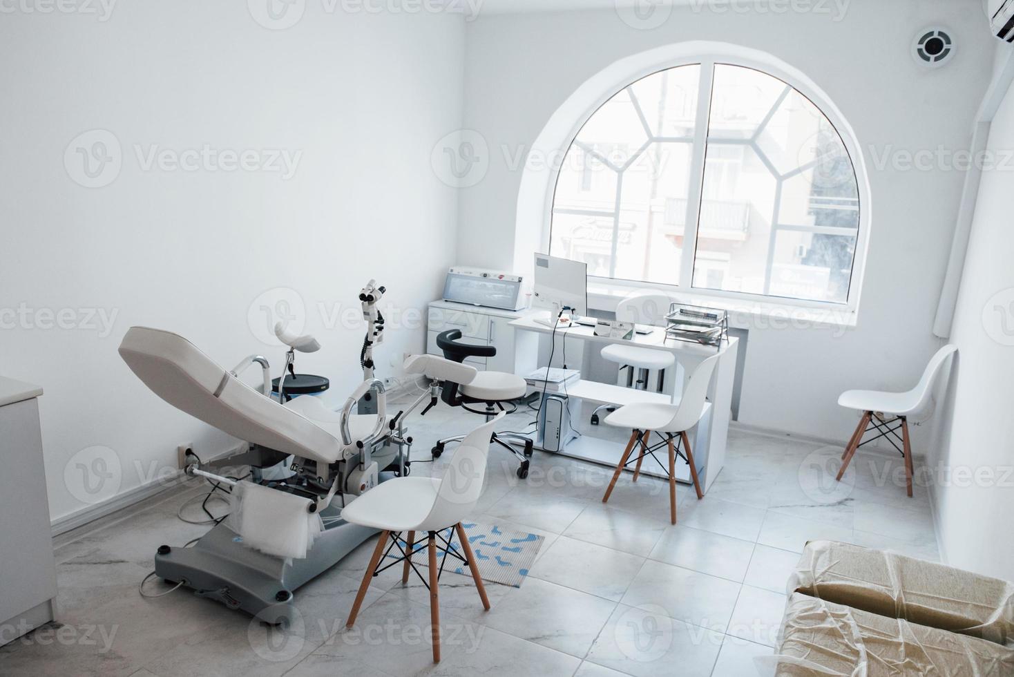 intérieur de l'armoire de la clinique obstétrique à l'intérieur avec ordinateur et lit photo