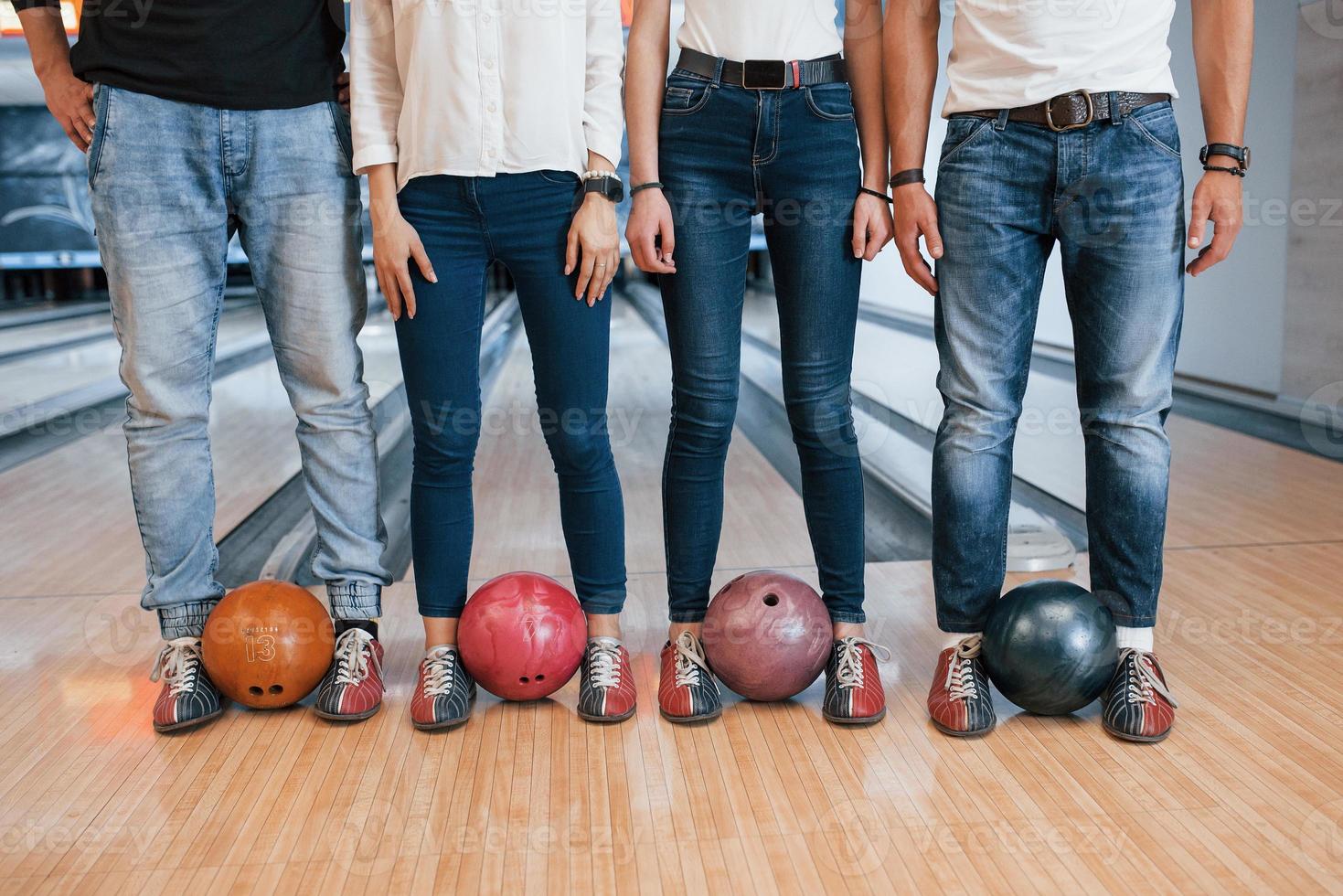 vêtements de rue modernes. vue courte des gens du club de bowling prêts à s'amuser photo