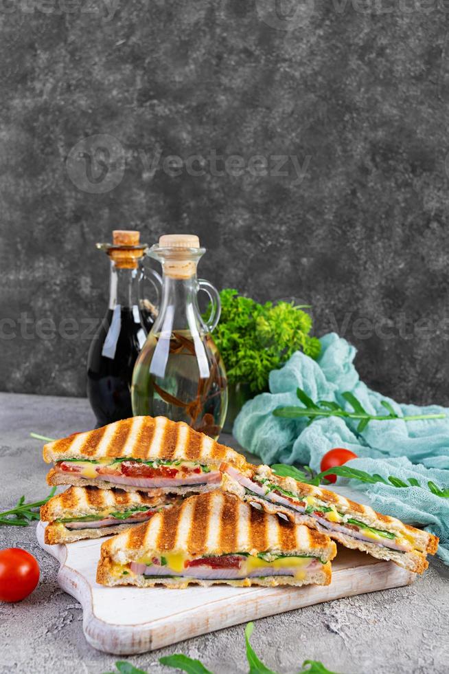 sandwich au jambon, fromage, feuilles de moutarde, tomates et oignons. savoureux clubs sandwichs photo