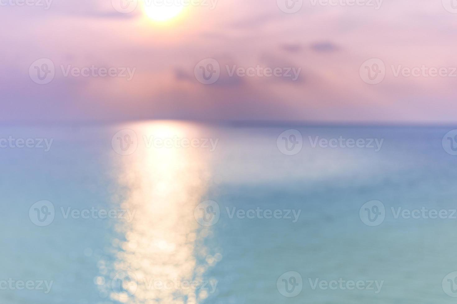 vue aérienne de l'horizon du paysage marin au coucher du soleil, arrière-plan flou, coucher de soleil artistique sur la mer. vue sur l'océan fantastique de rêve photo