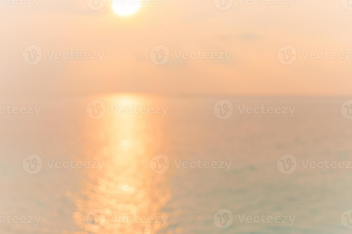 vue aérienne de la mer et de la plage avec cocotier sur l'île au coucher du soleil, arrière-plan flou, coucher de soleil sur la mer artistique. photo