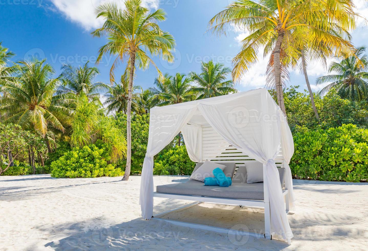 incroyable fond de vacances d'été. paysage de luxe de plage avec auvent de plage blanche et chaises longues. île paradisiaque relaxante, paysage tropical luxueux. scène de rêve, plage de sérénité, verrière de salon photo