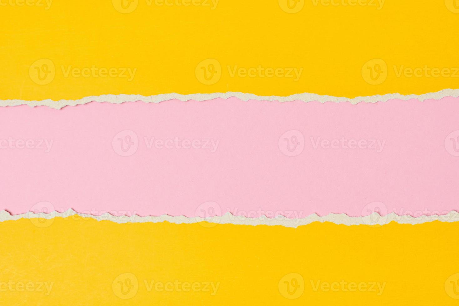 bord de papier déchiré déchiré avec un espace de copie, fond de couleur rose et jaune photo