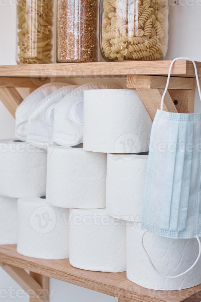 Stocks de rouleaux de papier toilette sur étagère photo