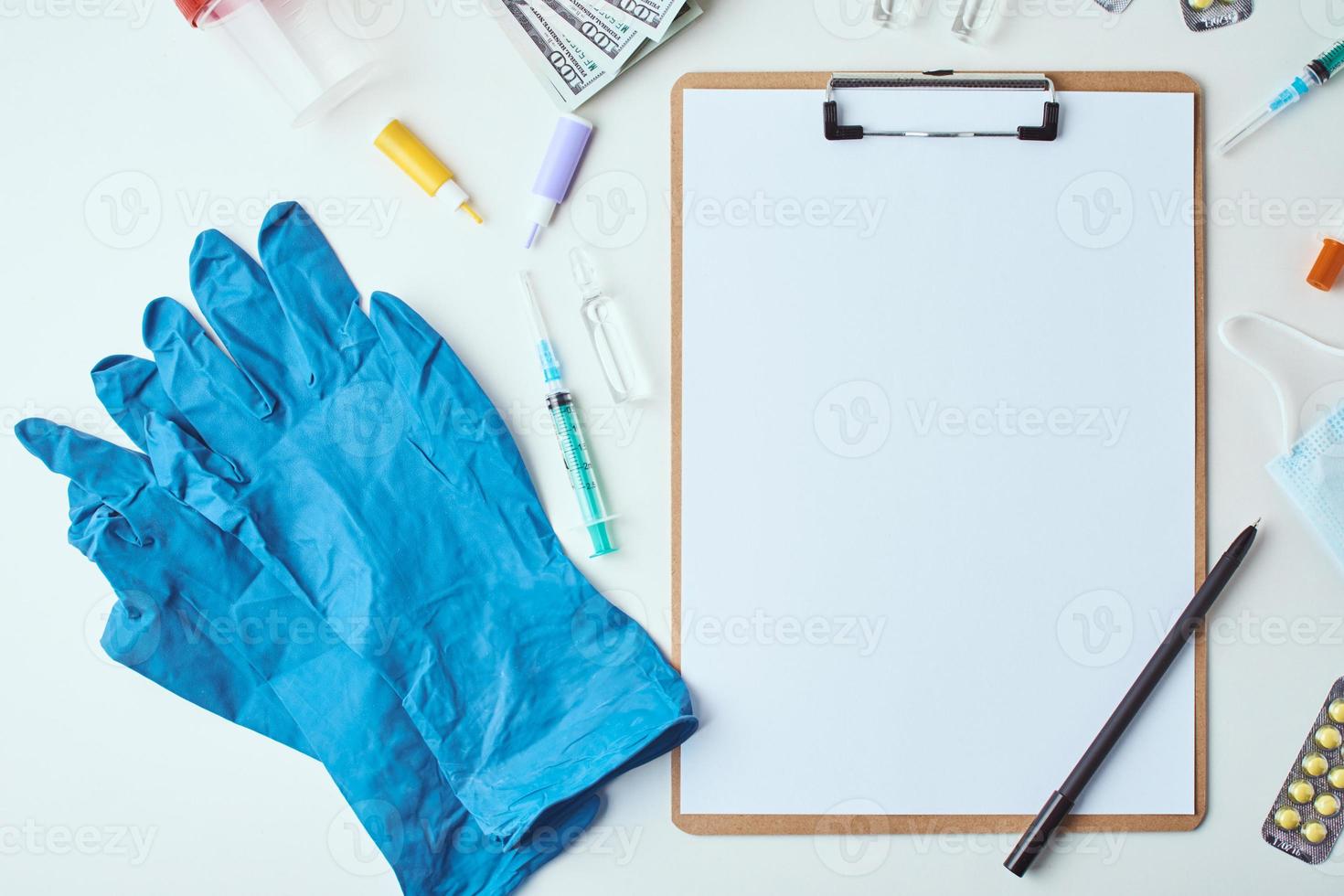 vue de dessus des articles médicaux et feuille vierge de papier vide sur fond blanc photo