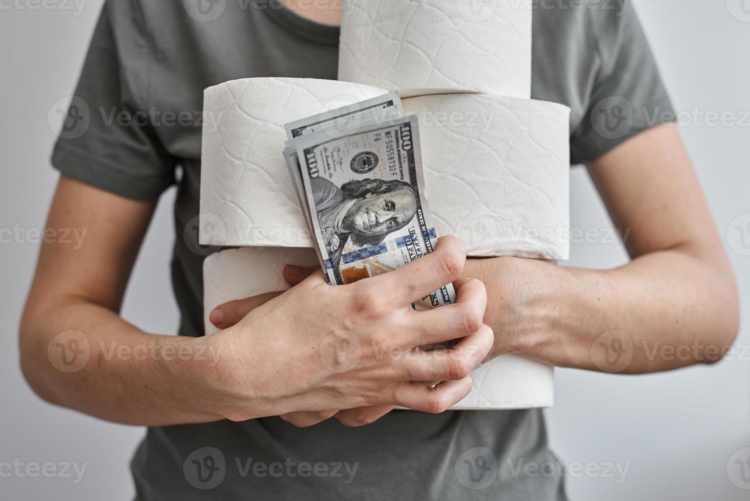 femme achète beaucoup de rouleaux de papier toilette. concept de panique du coronavirus covid-19, stockez du papier toilette pour la quarantaine à domicile photo