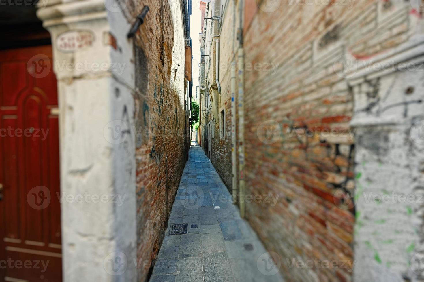 rues étroites en briques à venise, italie. photo