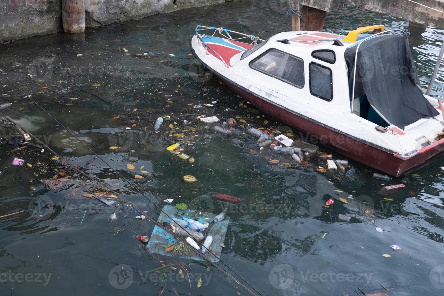 la mer est polluée par les déchets plastiques ménagers photo