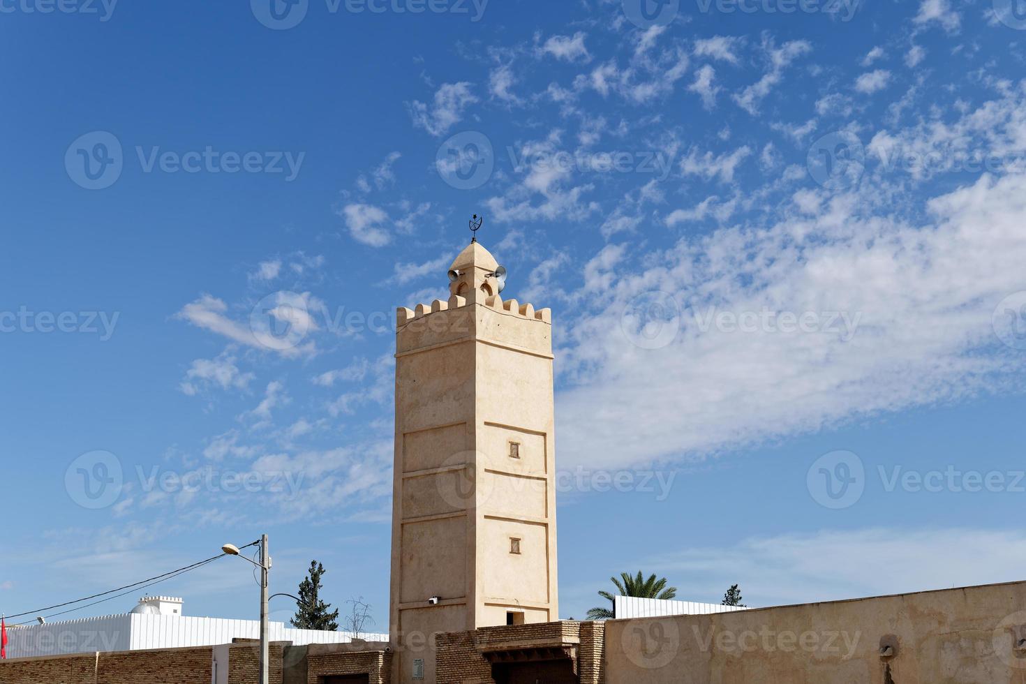 vue de la grande mosquée de kairouan en tunisie. médina de kairouan unesco. la grande mosquée est un chef-d'œuvre architectural qui a servi de modèle à plusieurs autres mosquées maghrébines. minaret. photo
